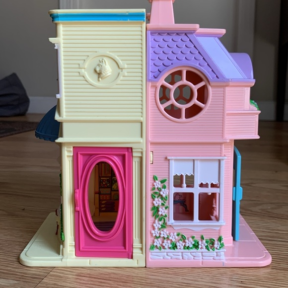 Fisher-Price Loving Family Sweet Streets Beauty salon and Pet Shop - Picture 6 of 9